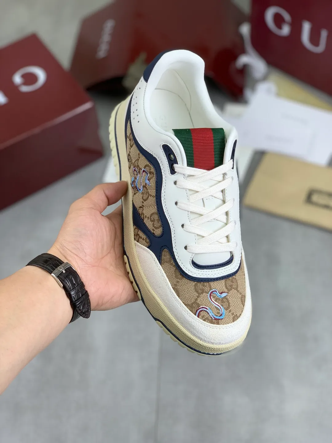 Men's men's shoes 💰P620 new style 🐍🐍🐍 Gucci Gucci couple 🧑‍🤝‍🧑 autumn and winter low-end catwalk casual sneakers, top version! The oil edge craftsmanship is reproduced one to one. New model for early spring, creating a perfect style, cool and sassy, ​​c-position fashionable wear, classic shoe style with retro and futuristic feel, showing exquisite texture! Open mold to customize high-density outsole. Comes fully packaged. Size: Female 35-40 Male 39-45 Fabric: Imported calfskin punching Lining: Imported original sheepskin lining